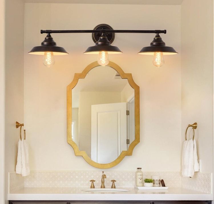 Espelhos com molduras diferentes, geralmente revestidos em dourado ou cobre, são os mais comuns.