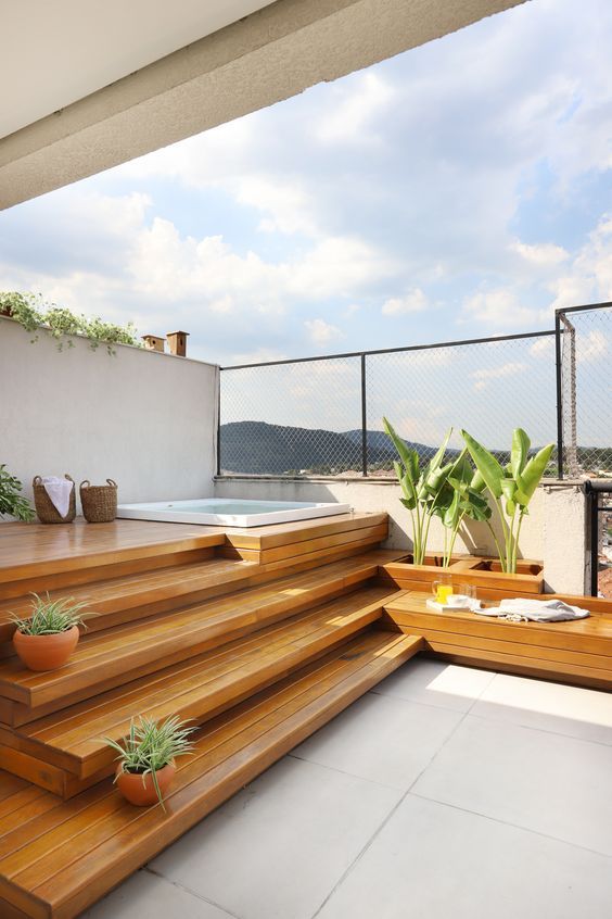 Decks de madeira são uma opção popular para acompanhar jacuzzis em coberturas de prédios.