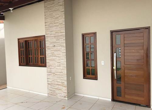 Inspiração simples de porta de madeira que combina com portas e janelas no mesmo material.