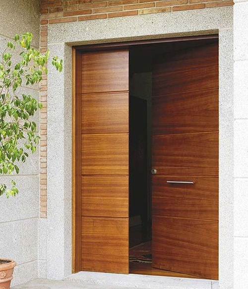 Porta de madeira maciça com maçaneta horizontal, feita de madeira de qualidade.