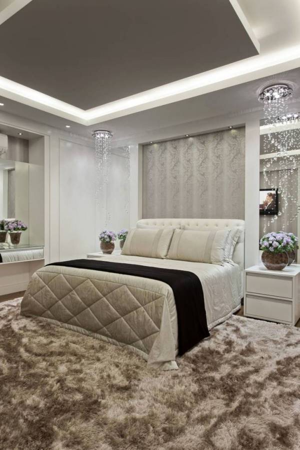 Uma boa opção de pendente para quarto de casal é o lustre em vidro. Deixa o ambiente mais romântico e elegante.
